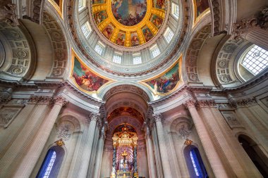 PARIS, FRANCE MARCH 14, 2014 İçişleri ve Hotel des Invalides 'in mimari detayları, 1670 yılında inşa edildi, İmparator Napolyon' un Paris, Fransa 'daki mezarı ve külleri.