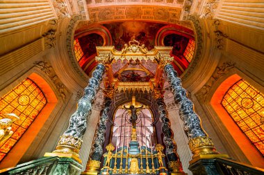 PARIS, FRANCE MARCH 14, 2014 İçişleri ve Hotel des Invalides 'in mimari detayları, 1670 yılında inşa edildi, İmparator Napolyon' un Paris, Fransa 'daki mezarı ve külleri.