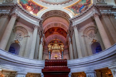 PARIS, FRANCE MARCH 14, 2014 İçişleri ve Hotel des Invalides 'in mimari detayları, 1670 yılında inşa edildi, İmparator Napolyon' un Paris, Fransa 'daki mezarı ve külleri.