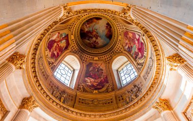 PARIS, FRANCE MARCH 14, 2014 İçişleri ve Hotel des Invalides 'in mimari detayları, 1670 yılında inşa edildi, İmparator Napolyon' un Paris, Fransa 'daki mezarı ve külleri.