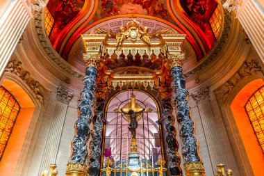 PARIS, FRANCE MARCH 14, 2014 İçişleri ve Hotel des Invalides 'in mimari detayları, 1670 yılında inşa edildi, İmparator Napolyon' un Paris, Fransa 'daki mezarı ve külleri.