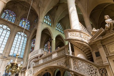 PARIS, FRANCE MARCH 13, 2014, Saint Etienne du Mont Kilisesi 'nin iç mimari ve mimari detayları