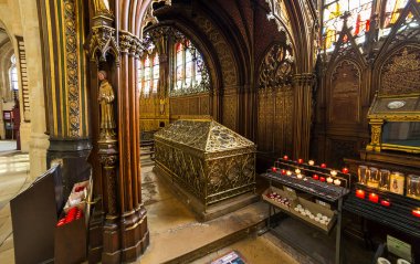 PARIS, FRANCE MARCH 13, 2014, Saint Etienne du Mont Kilisesi 'nin iç mimari ve mimari detayları