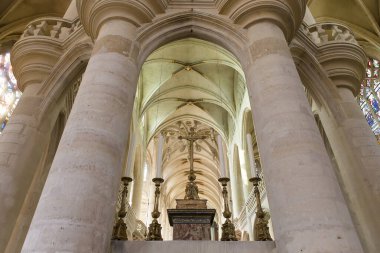 PARIS, FRANCE MARCH 13, 2014, Saint Etienne du Mont Kilisesi 'nin iç mimari ve mimari detayları