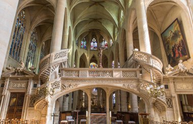 PARIS, FRANCE MARCH 13, 2014, Saint Etienne du Mont Kilisesi 'nin iç mimari ve mimari detayları