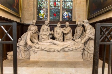 PARIS, FRANCE MARCH 13, 2014, Saint Etienne du Mont Kilisesi 'nin iç mimari ve mimari detayları