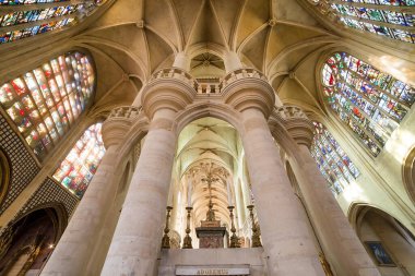 PARIS, FRANCE MARCH 13, 2014, Saint Etienne du Mont Kilisesi 'nin iç mimari ve mimari detayları