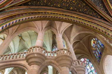 PARIS, FRANCE MARCH 13, 2014, Saint Etienne du Mont Kilisesi 'nin iç mimari ve mimari detayları