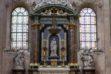 PARIS, FRANCE 15 Mart 2014 Saint-Paul Saint-Louis Kilisesi mimari detayları, 15 Mart 2014 Paris, Fransa.