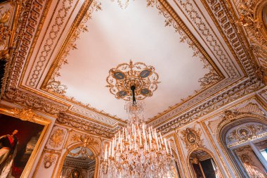 PARIS, FRANCE, 11 AĞUSTOS 2021: Hotel de la Marine 'in avize detayları, De la Concorde' da..