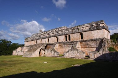 KABAH, YUCATAN, MEXICO, 12 ARALIK 2011: Kabahl 'daki Maya tapınağının kalıntıları, Puuc yolu, Yucatan, Meksika, 12 Aralık 2011