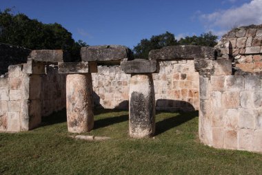 KABAH, YUCATAN, MEXICO, 12 ARALIK 2011: Kabahl 'daki Maya tapınağının kalıntıları, Puuc yolu, Yucatan, Meksika, 12 Aralık 2011