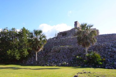 KABAH, YUCATAN, MEXICO, 12 ARALIK 2011: Kabahl 'daki Maya tapınağının kalıntıları, Puuc yolu, Yucatan, Meksika, 12 Aralık 2011
