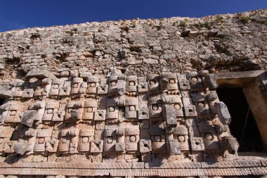 KABAH, YUCATAN, MEXICO, 12 ARALIK 2011: Kabahl 'daki Maya tapınağının kalıntıları, Puuc yolu, Yucatan, Meksika, 12 Aralık 2011