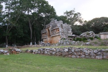 LABNA, YUCATAN, MEXICO, 12 ARALIK 2011: Labna 'daki Maya tapınağının kalıntıları, Puuc yolu, Yucatan, Meksika, 12 Aralık 2011