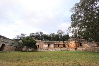 LABNA, YUCATAN, MEXICO, 12 ARALIK 2011: Labna 'daki Maya tapınağının kalıntıları, Puuc yolu, Yucatan, Meksika, 12 Aralık 2011