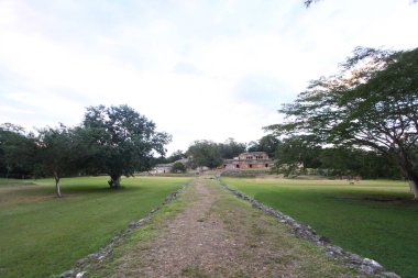 LABNA, YUCATAN, MEXICO, 12 ARALIK 2011: Labna 'daki Maya tapınağının kalıntıları, Puuc yolu, Yucatan, Meksika, 12 Aralık 2011