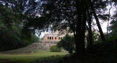 SAYIL, YUCATAN, MEXICO, 12 ARALIK 2011: Sayil 'deki Maya tapınağının kalıntıları, Puuc yolu, Yucatan, Meksika, 12 Aralık 2011