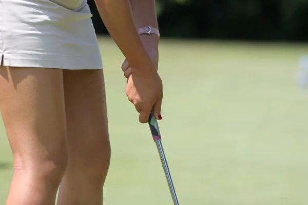 Lady golf op putten op de green — Stockfoto