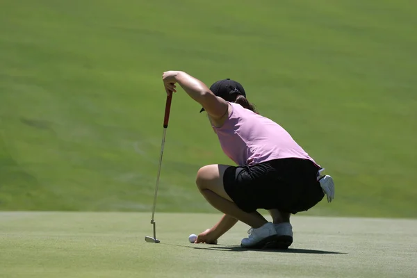 Lady golfista en poner en el verde —  Fotos de Stock