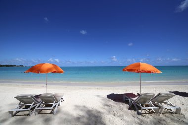 Şemsiye ve lagün Mont-Choisy plajda, Mauritius Adası