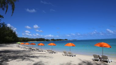 Şemsiye ve lagün Mont-Choisy plajda, Mauritius Adası