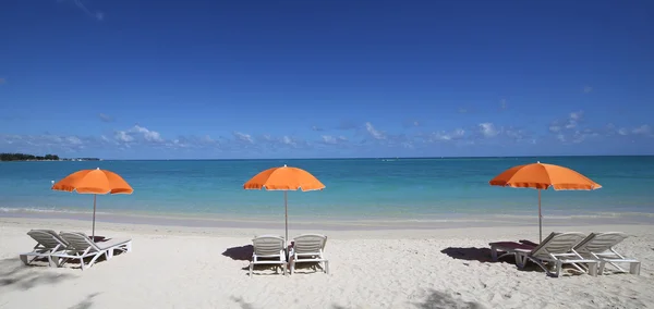 Sombrillas y playa en Isla Mauricio — Foto de Stock
