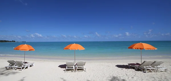 Parasols et plage île Maurice — Photo