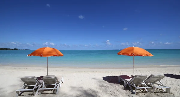 Parassóis e praia na ilha Maurícia — Fotografia de Stock