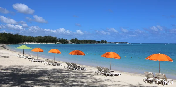 Sombrillas y playa en Isla Mauricio — Foto de Stock