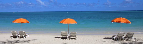 Parasols et plage île Maurice — Photo