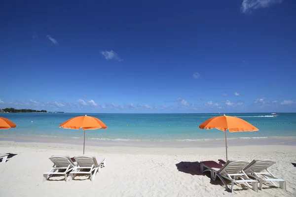 Sombrillas y playa en Isla Mauricio — Foto de Stock