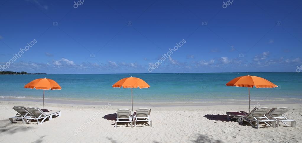 Parasols Et La Plage à Lile Maurice Photographie Isogood