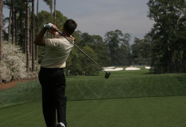 Adam golf salıncak bir golf sahası