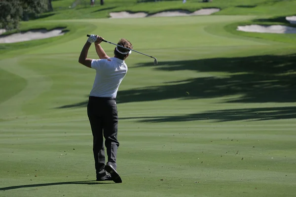 Homem balanço de golfe em um campo de golfe — Fotografia de Stock