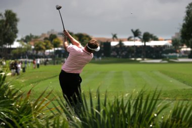 Adam golf salıncak bir golf sahası