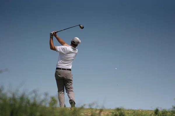 Mężczyzna golfa huśtawka na polu golfowym — Zdjęcie stockowe