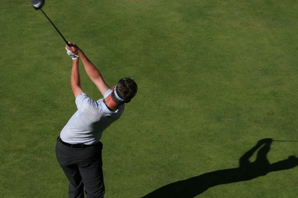 Homem balanço de golfe em um campo de golfe — Fotografia de Stock