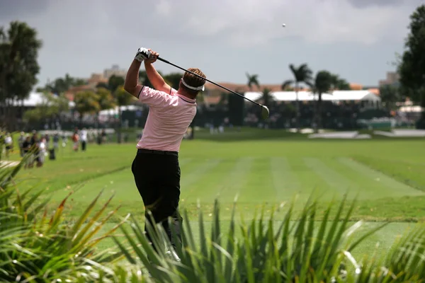 Mann Golfschwung auf einem Golfplatz — Stockfoto