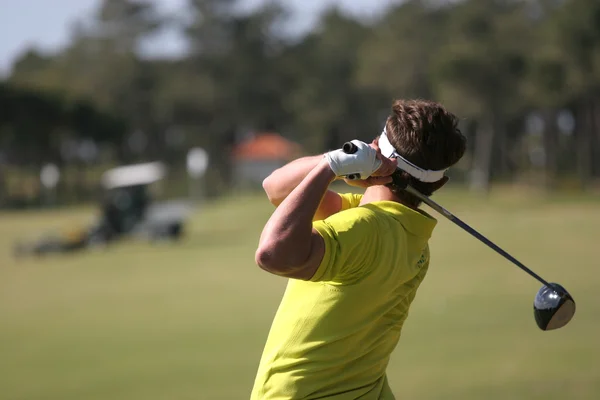 Mann Golfschwung auf einem Golfplatz — Stockfoto