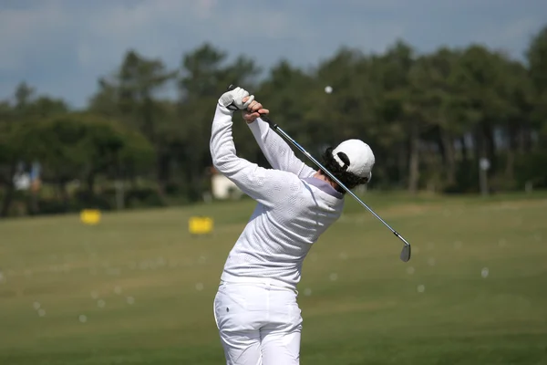 Homme swing de golf sur un terrain de golf — Photo