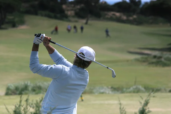 Mężczyzna golfa huśtawka na polu golfowym — Zdjęcie stockowe