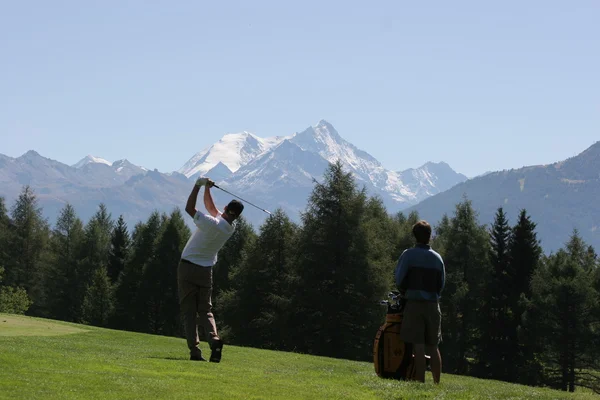 Homme swing de golf sur un terrain de golf — Photo