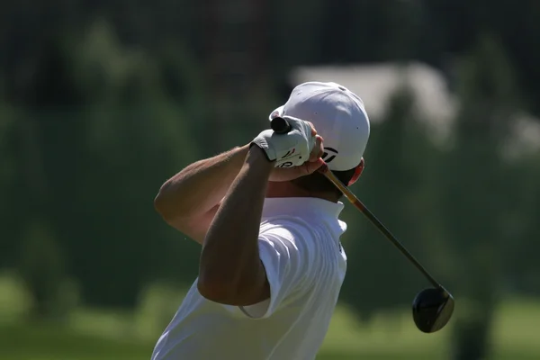 Hombre swing de golf en un campo de golf — Foto de Stock