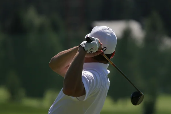 Homem balanço de golfe em um campo de golfe — Fotografia de Stock