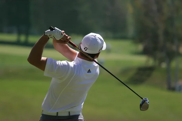 Mann Golfschwung auf einem Golfplatz — Stockfoto