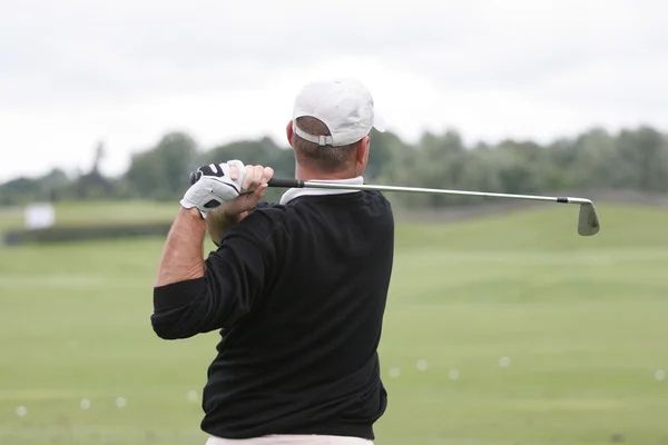 Homem balanço de golfe em um campo de golfe — Fotografia de Stock