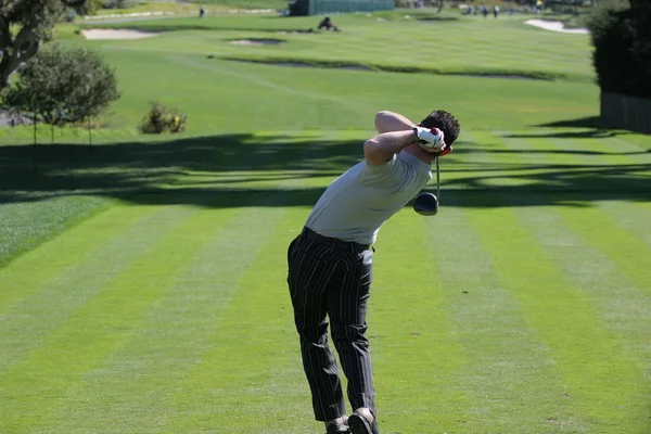 Homem balanço de golfe em um campo de golfe — Fotografia de Stock