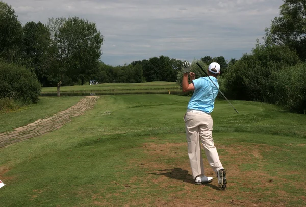 Homme swing de golf sur un terrain de golf — Photo