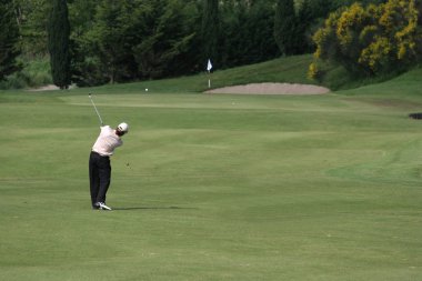 Adam golf salıncak bir golf sahası